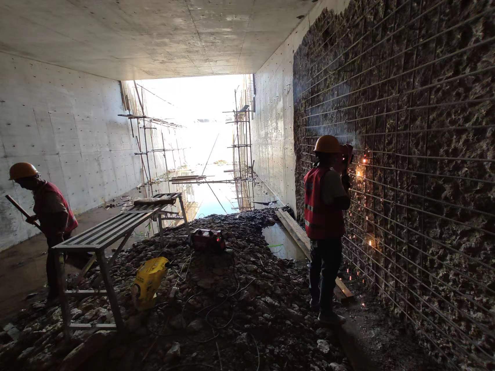 沧州挖断承重墙导致楼体开裂，加固施工方案出炉